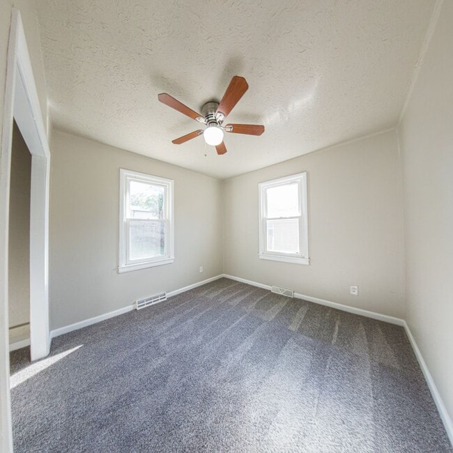 Building Photo - 3 Bedroom 1 Bathroom with Bonus Room