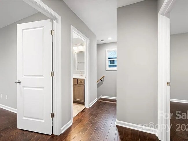 Building Photo - 10 Beryl Ct