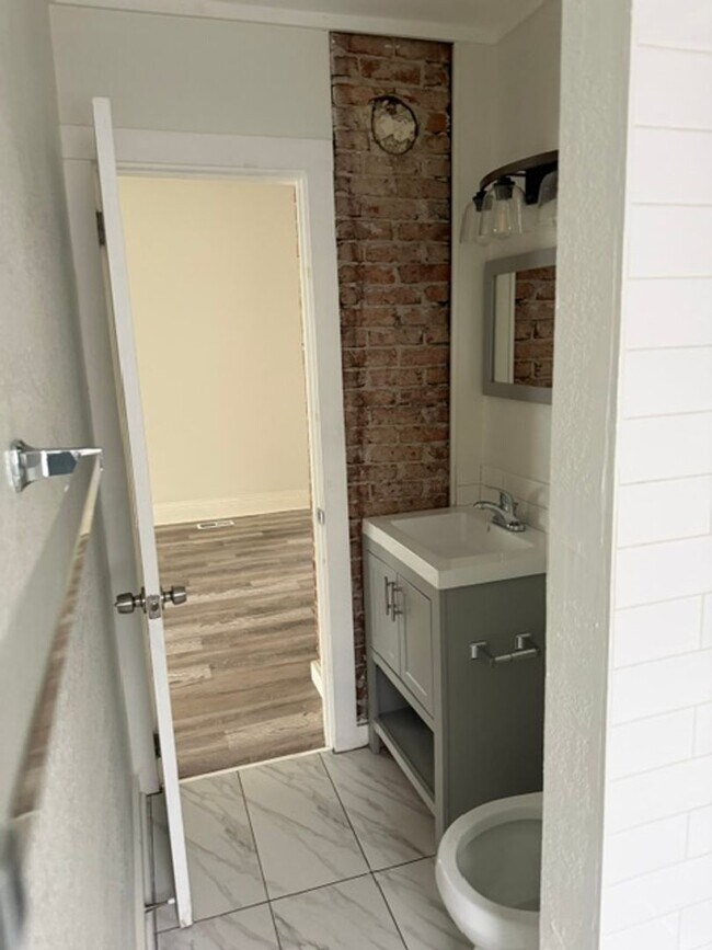 Building Photo - Updated 2-bedroom, 2-story home in the heart of Kansas City!