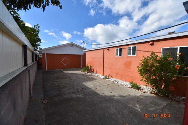 Building Photo - 4 Bedroom Home with Private Spacious Backy...