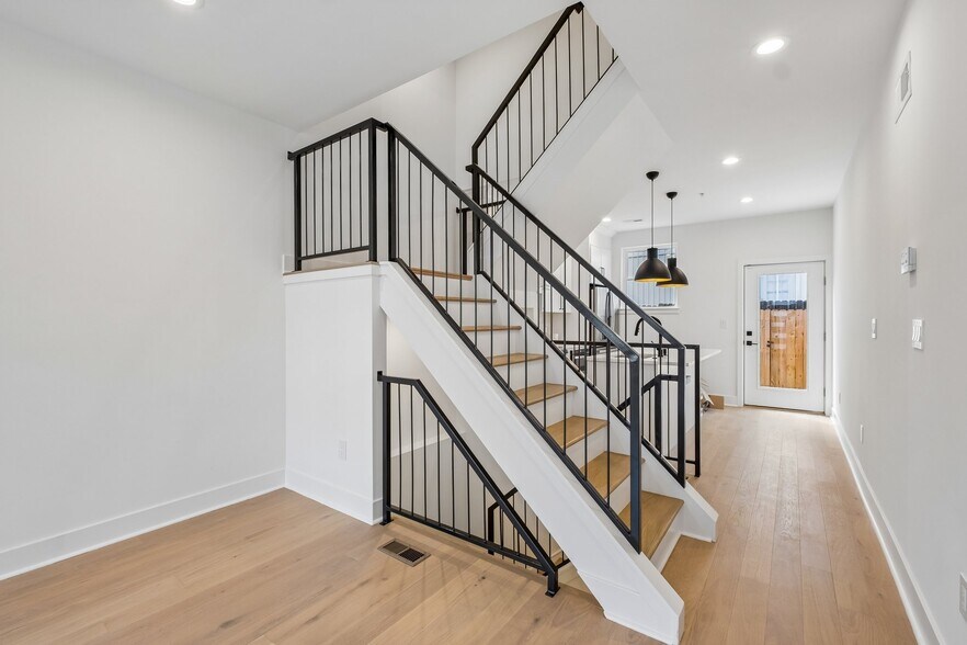 Building Photo - 1518 N Darien St