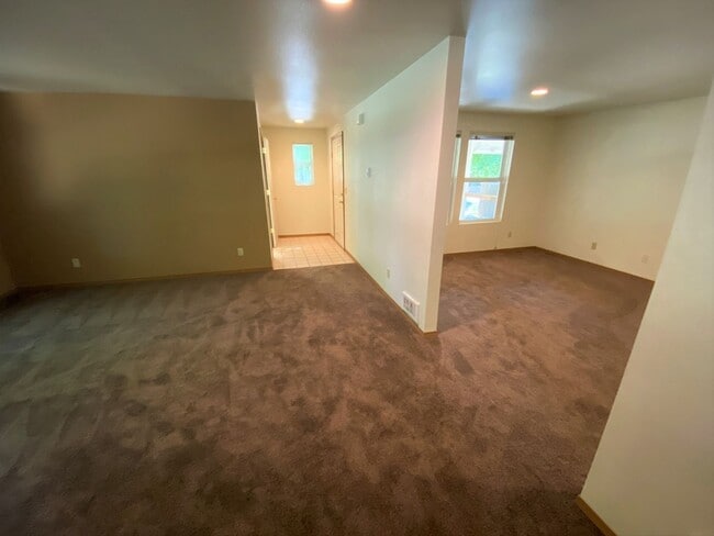 Building Photo - 3 Bed, 2 Bath 1 block from CWU