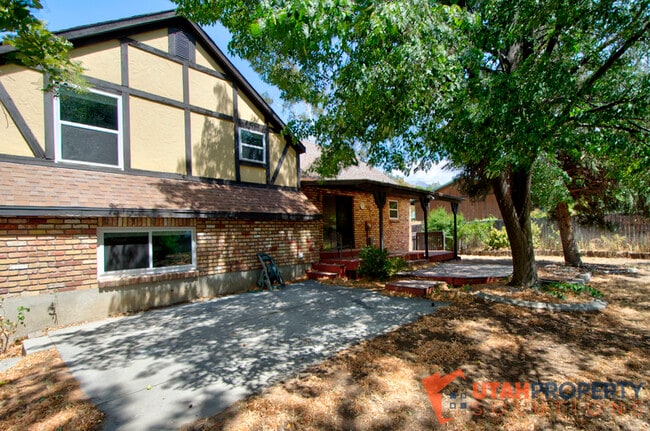 Building Photo - 1048 Pineridge Rd