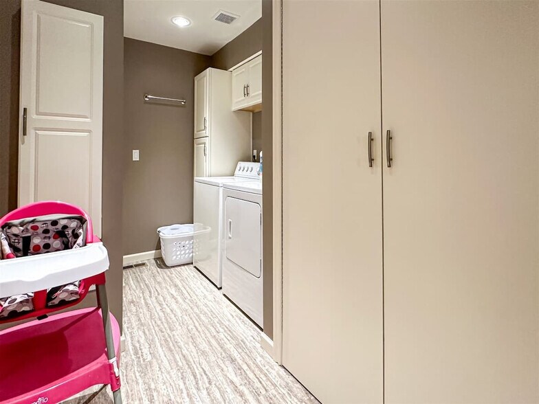 Building Photo - 262 Mantle Rd