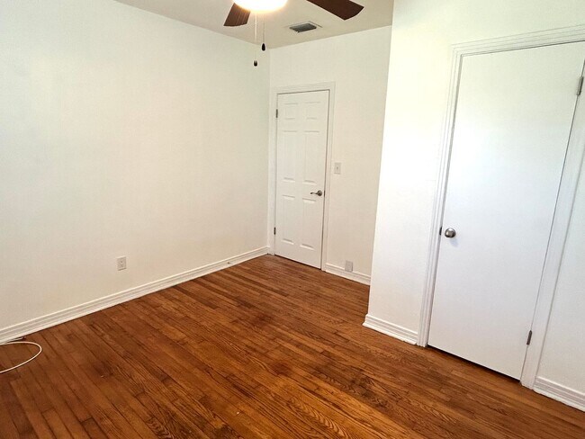 Building Photo - 3 bedroom 1 bath home with a large yard an...
