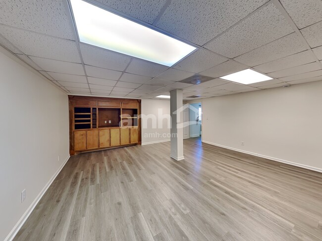 Building Photo - 600 Roundhill Pl