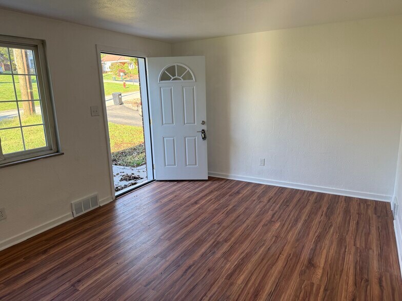Living room - 114 Oliver Dr