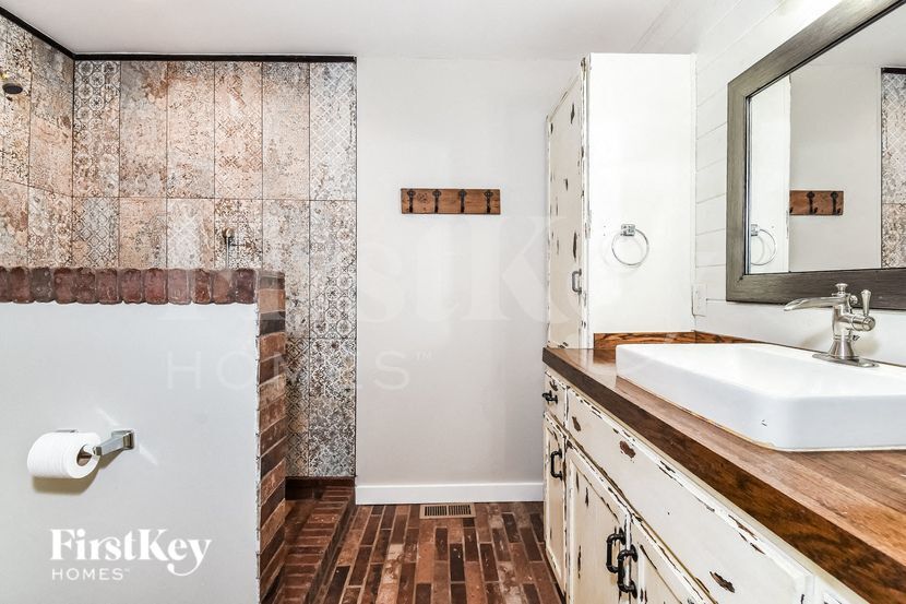 Building Photo - 595 School Rd