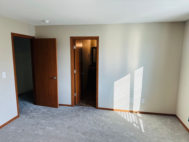 Building Photo - Charming Updated Property in Amazing Neighborhood