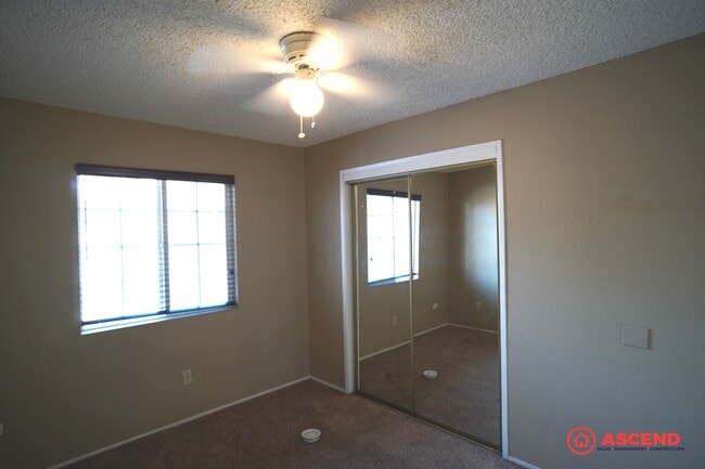 Building Photo - Charming home is Oildale!