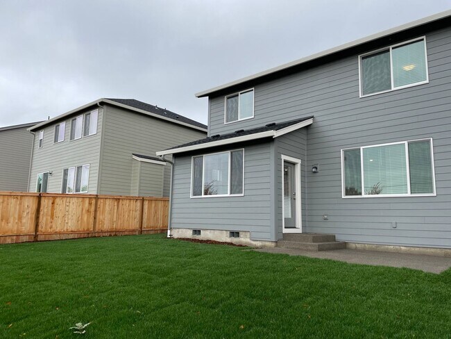 Building Photo - Lovely 4 Bed 2.5 Bath Home! Located near t...