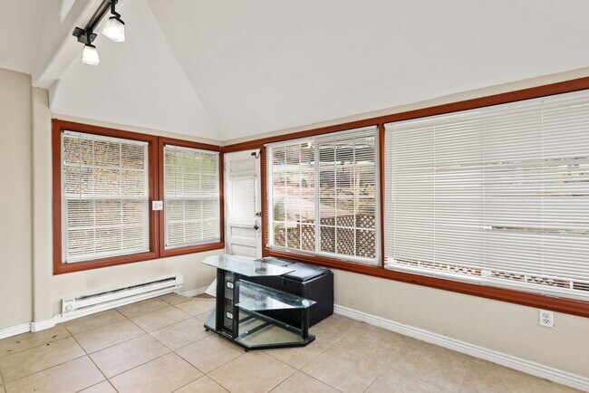 Building Photo - 811 Shoshone Pl