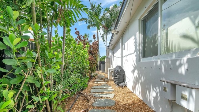 Building Photo - 1715 NE 40th St