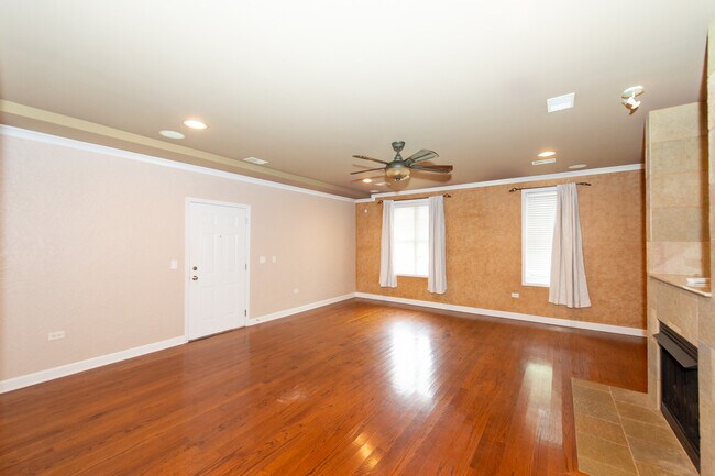 Building Photo - 2612 W Diversey Ave
