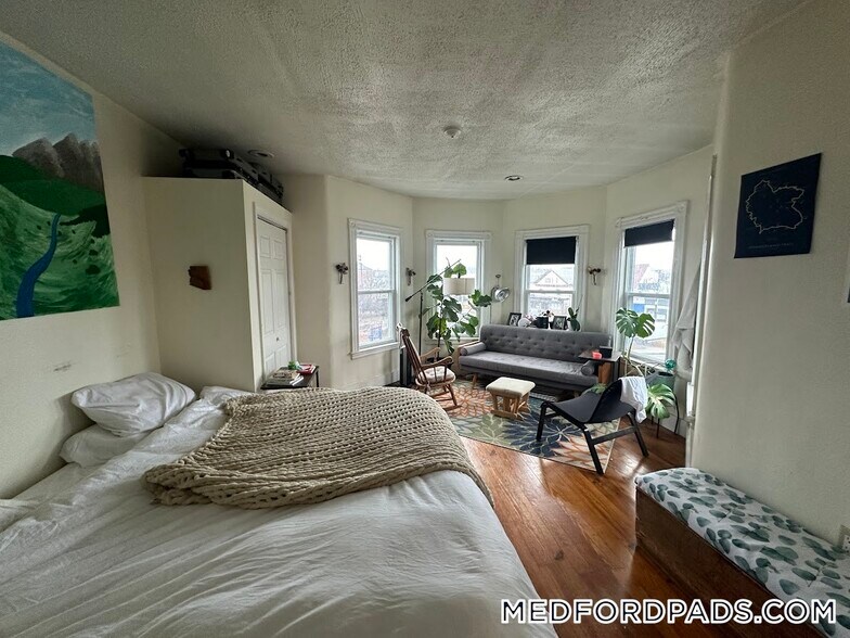 Building Photo - 9 Medford St