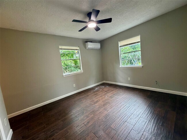 Building Photo - 4827 Pine Ave
