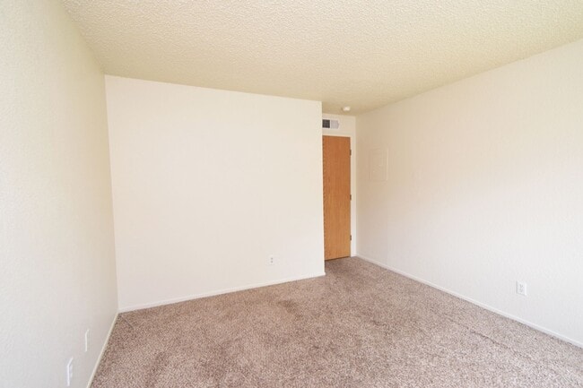 Building Photo - Cozy 2 Bedroom