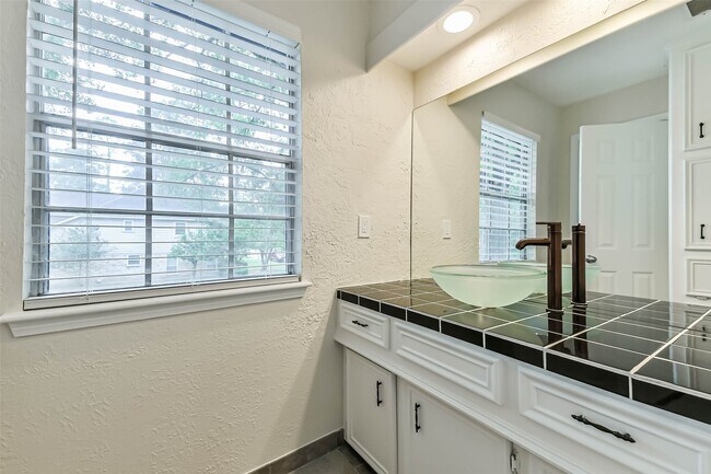 Building Photo - 12910 Ivyforest Dr