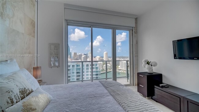 Building Photo - 1155 Brickell Bay Dr