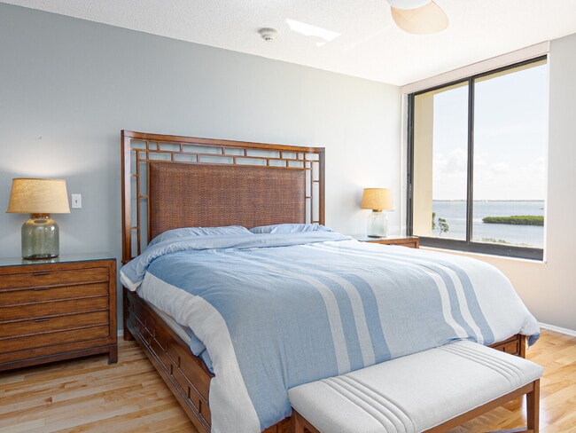 Building Photo - One of Longboat Key’s premier waterfront c...
