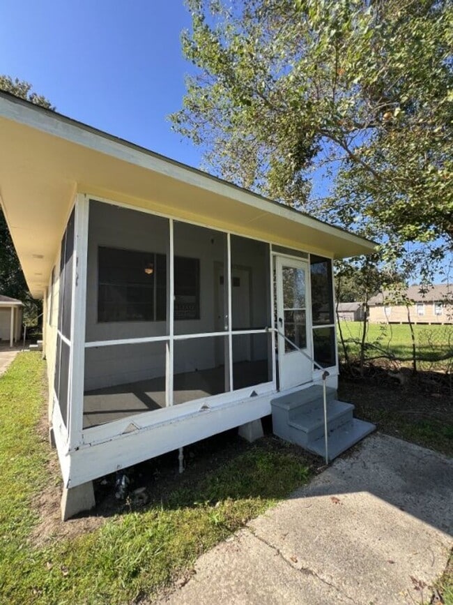 Building Photo - 2-Bedroom 1-Bath Home on Sunshine Rd!