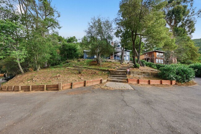 Building Photo - 3 Bed/2.5 Bath Multilevel Home with Amazin...