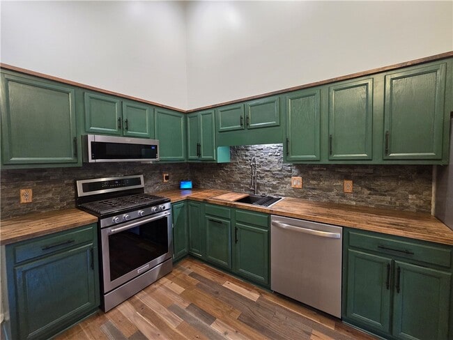 Building Photo - 9 Hepatica Ln