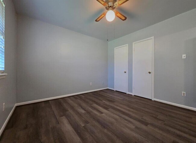 Building Photo - 2527 Willowby Dr