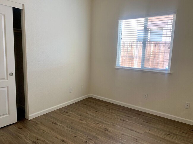 Building Photo - 4 bedroom 2 bath Empire Ranch home