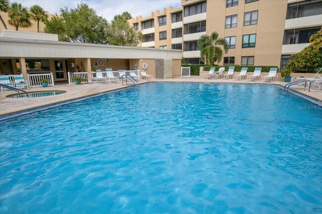 Building Photo - 900 Cove Cay Dr