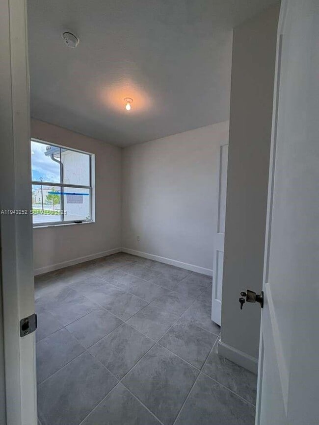 Building Photo - 2708 SE 26th Ave