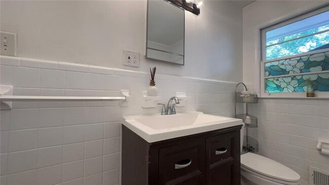 Building Photo - 2498 Lakewood Dr NW