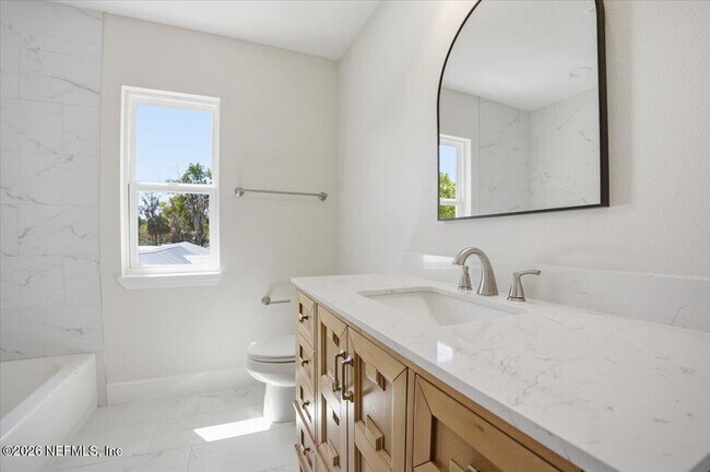 Building Photo - 206 W Fox St