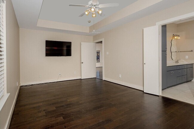 Building Photo - 914 W 25th St