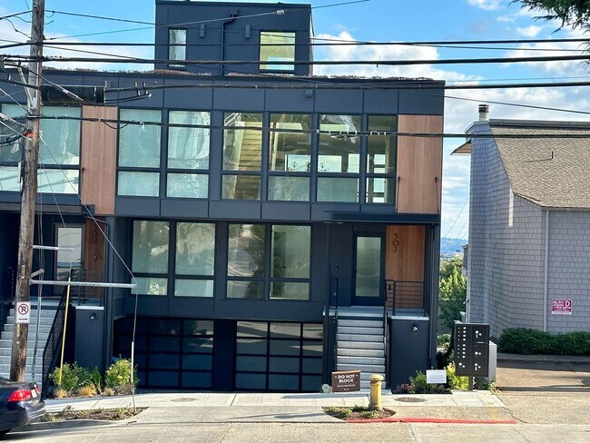 Building Photo - Stunning Queen Anne Home - Incredible Views! Available 10/1/2026!