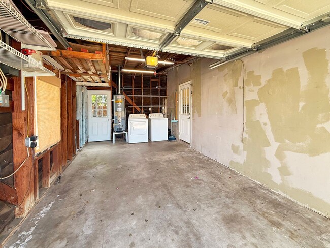 Building Photo - Charming 2B/1BA House w/ Large Yard, Garag...