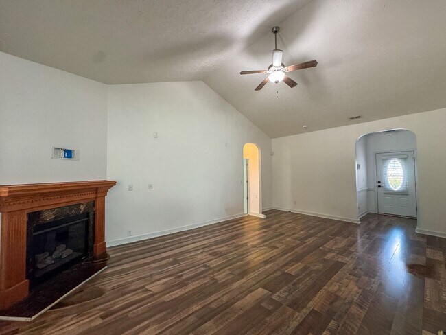 Building Photo - Lovely 4 Bed 2 Bath Home in Westgate