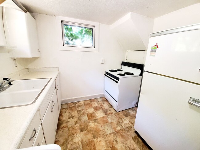 Building Photo - Aug 1st 2026/2027 Pre-leasing Close to 1.5 Blks to CSU & Old Town