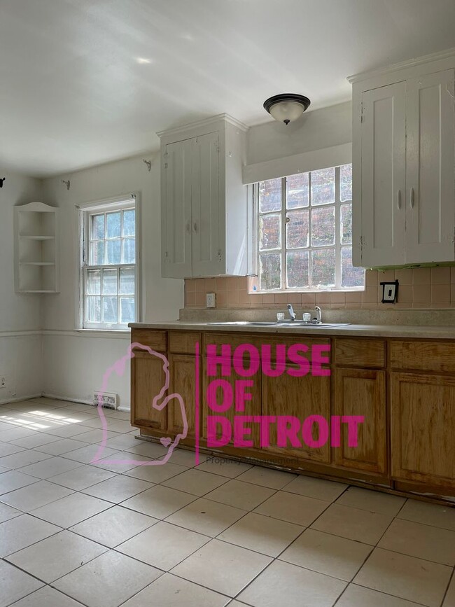 Building Photo - 3 BEDROOM 1 BATH BUNGALOW FREE PRE-SCREEN