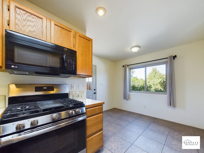 Building Photo - Single Level, Single Family Home Available Now!