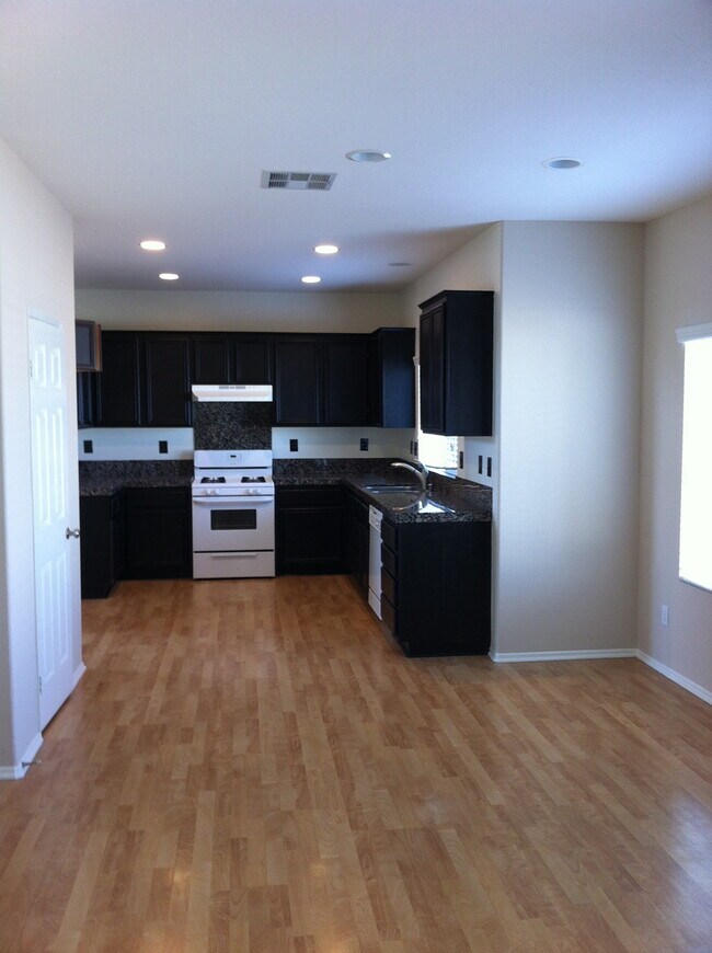 Building Photo - Beautiful 4 bedroom home in Eagle Ranch!