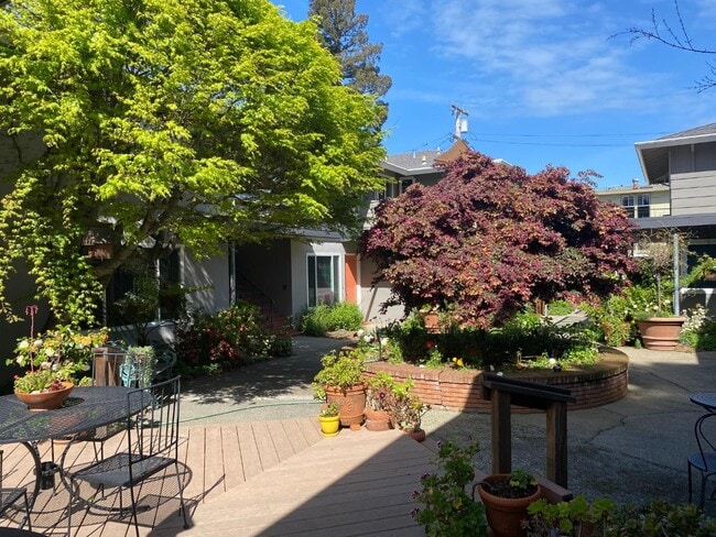 Building Photo - 111 Elm St