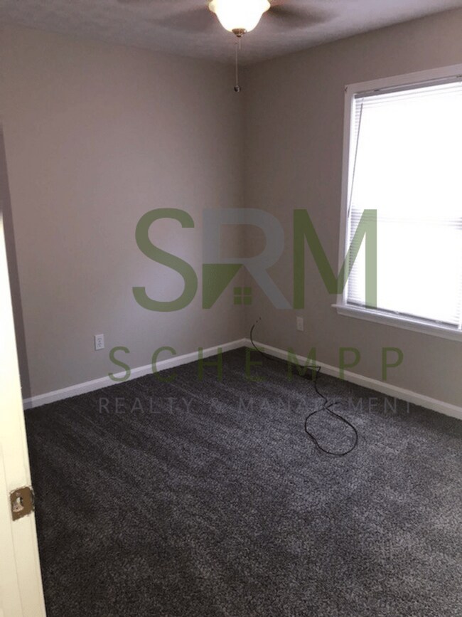 Building Photo - Large 3 bedroom/1.5 bath house in Downtown Louisville-Section 8 Accepted