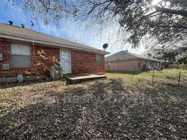 Building Photo - 114 Honey Bee Dr