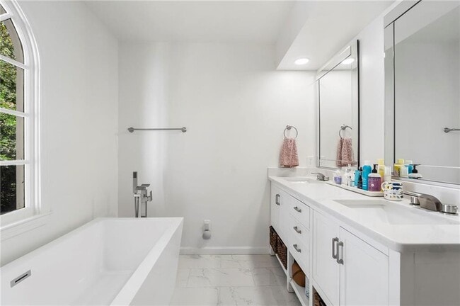 Building Photo - 2373 Virginia Pl NE