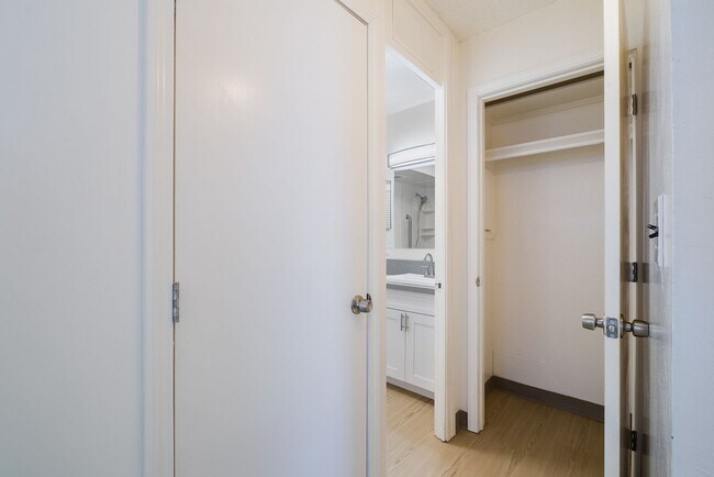 Building Photo - Close to UH- 2 bed/ 1 bath/ 1 parking