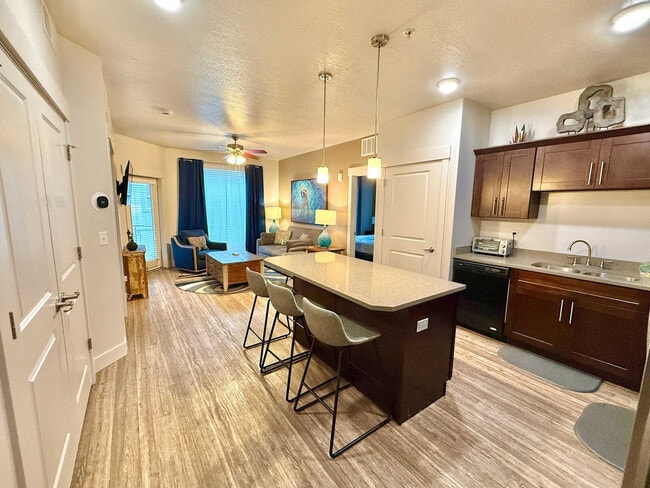 Building Photo - 460 E 400 S