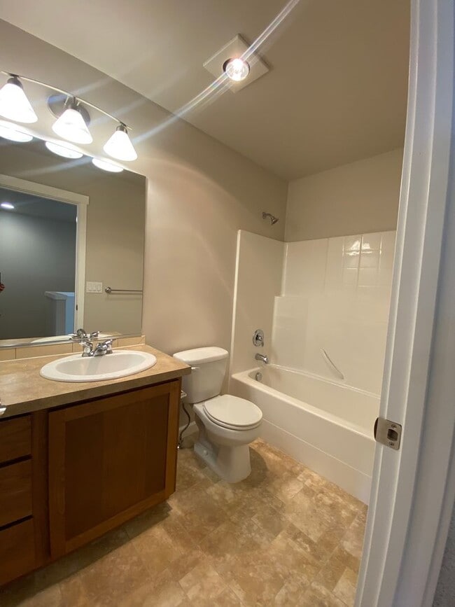 Building Photo - Rare Liberty Lake Townhome in Rocky Hill – 3 Bed, 2.5 Bath End Unit Available July 15th