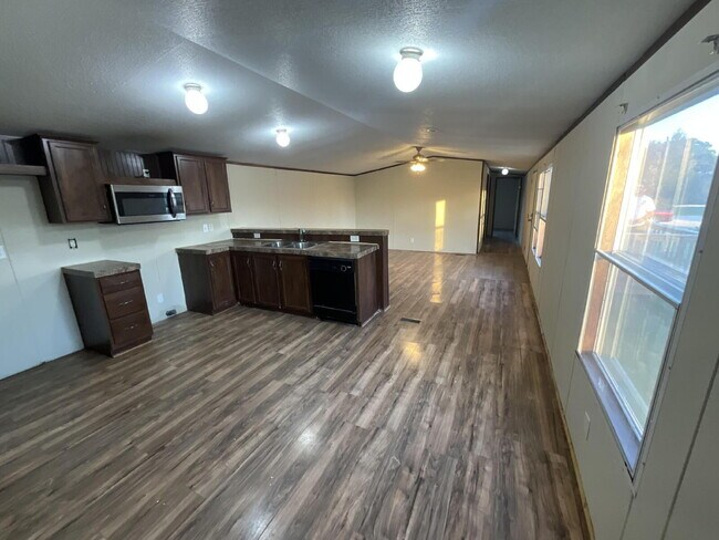 Building Photo - Charming 3-Bed, 2-Bath Retreat: Spacious 1216 Sq Ft Mobile Home in Peaceful Brazoria, TX!
