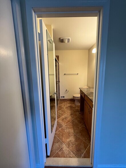 Main bathroom 1/3 - 2105 Bucknell Ter